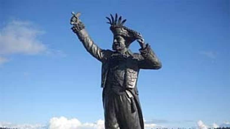 bc-101109-ney-statue